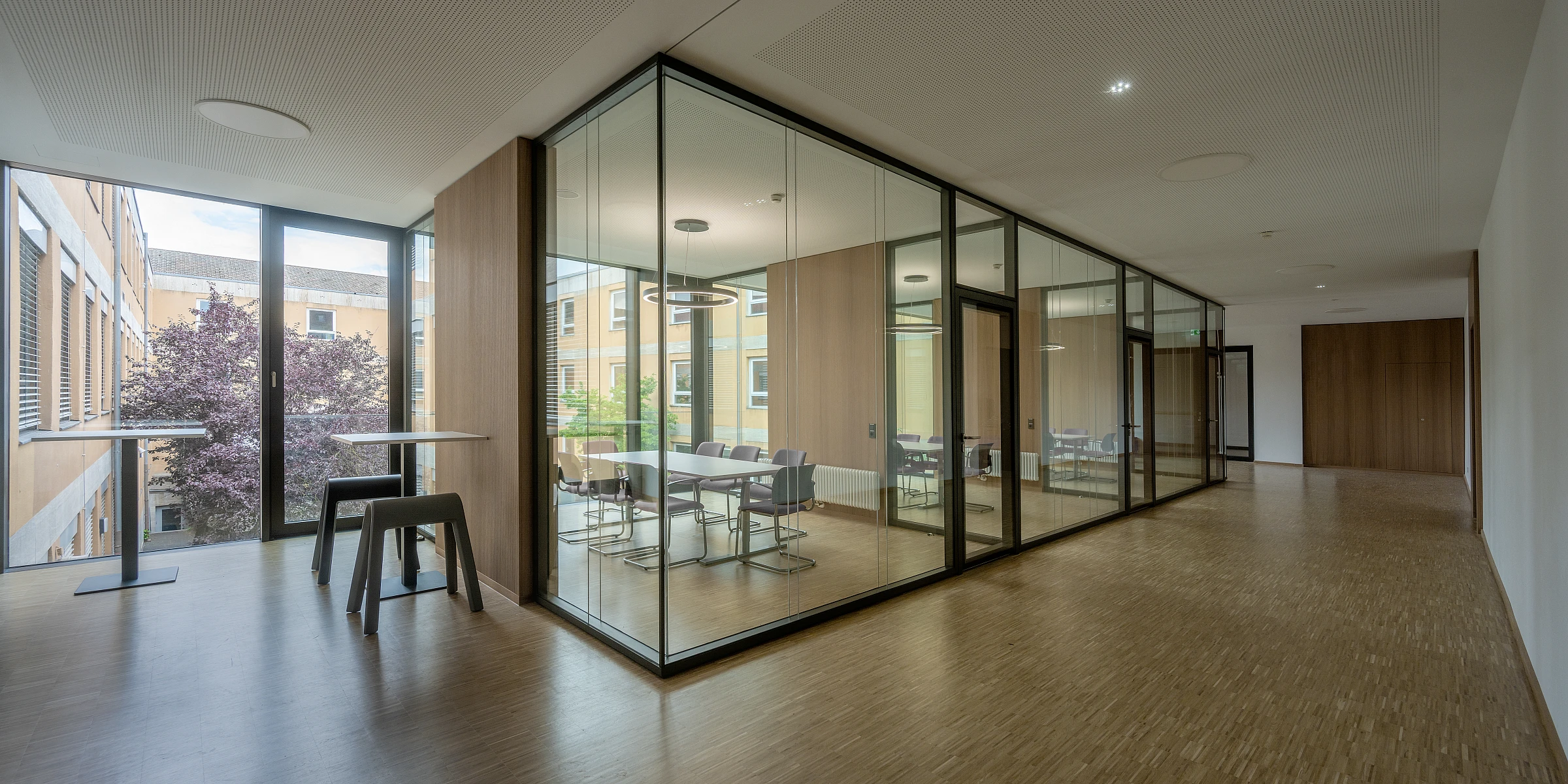 Inneraumansicht der Schulerweiterung natürliche Materialien