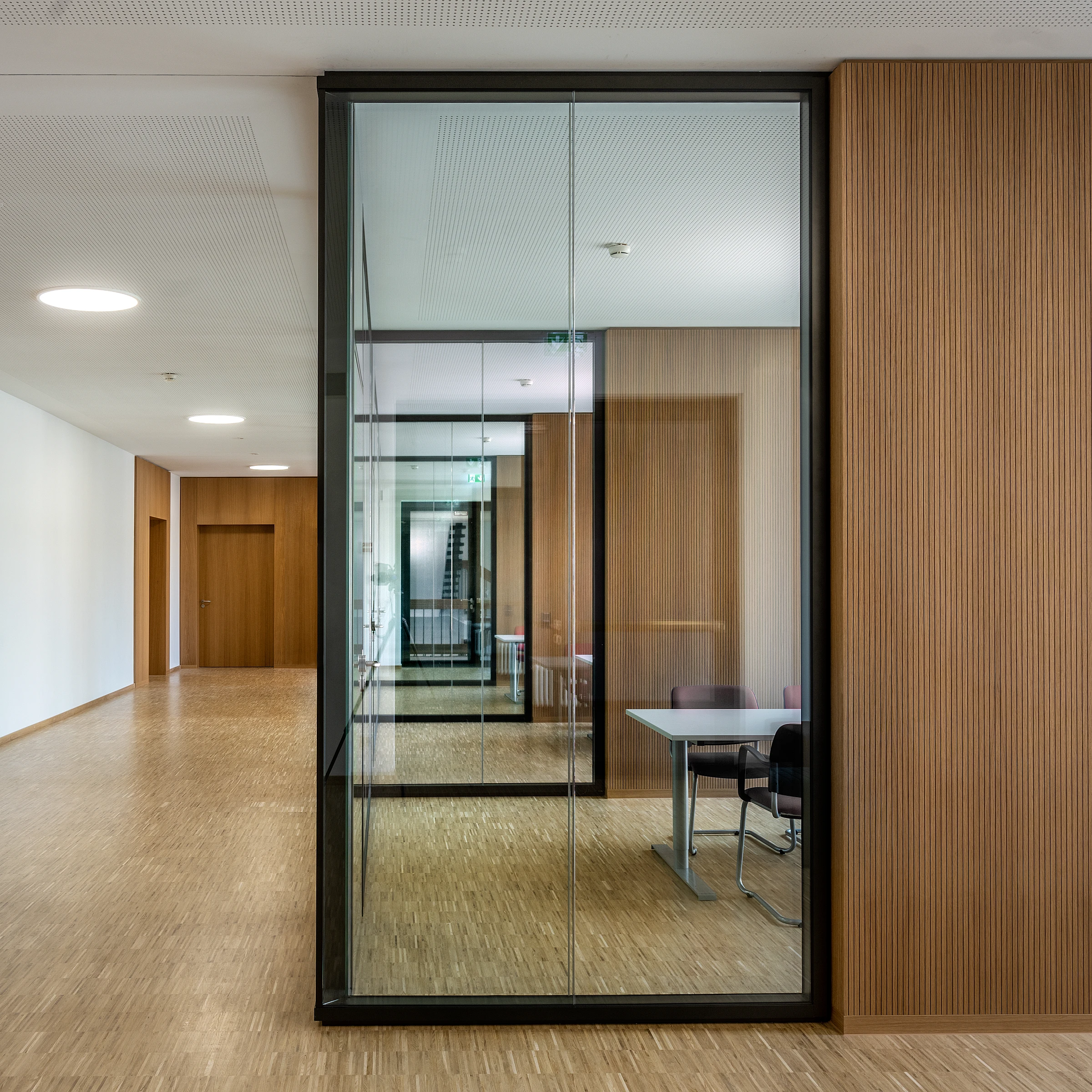 Inneraumansicht der Schulerweiterung natürliche Materialien