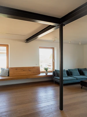 Innenansicht eines Wohnraumes mit Holzfußboden eines sanierten Einfamilienhauses