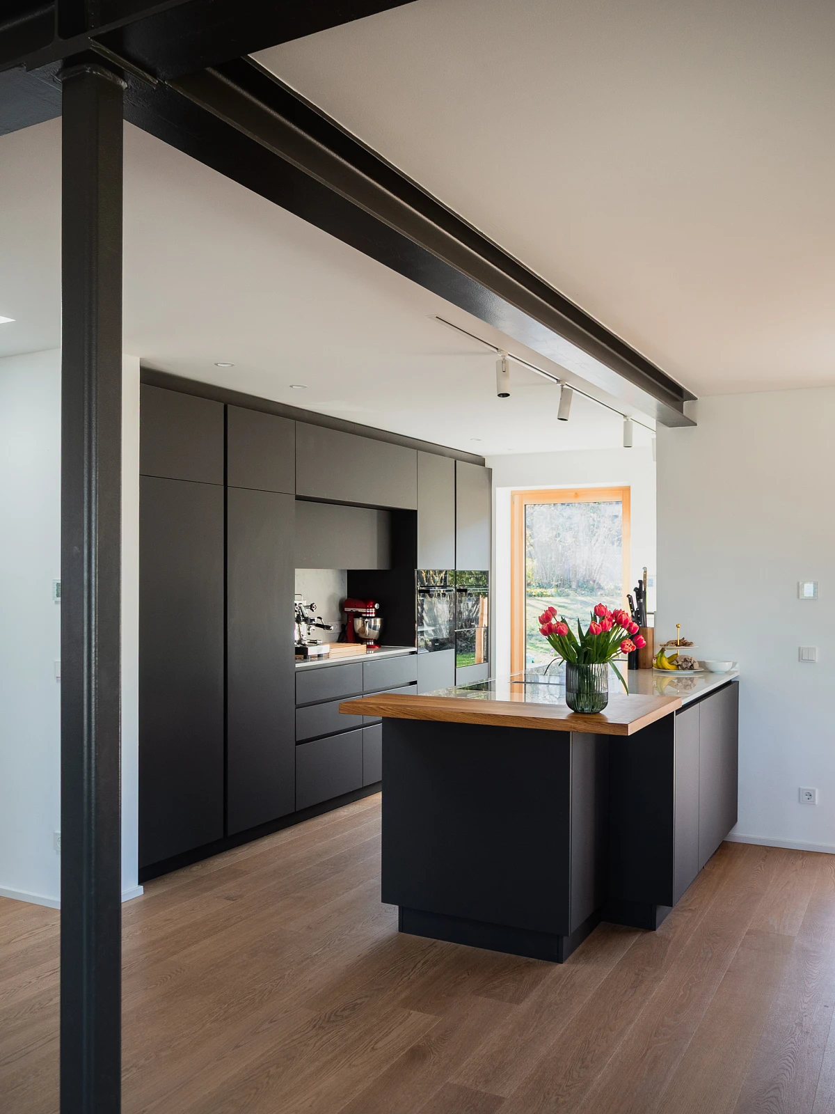 Innenansicht eines offenen Kochbereiches mit Holzfußboden eines sanierten Einfamilienhauses
