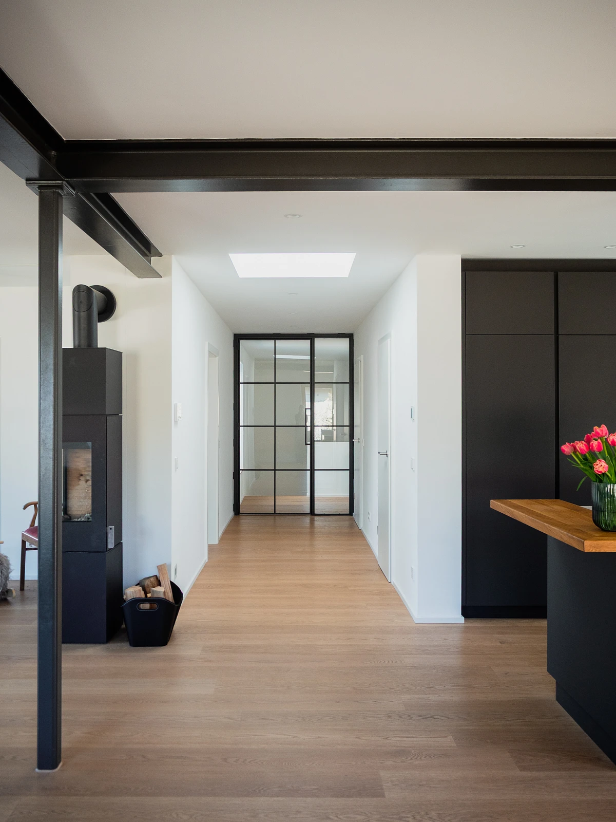 Innenansicht eines offenen Kochbereiches mit Holzfußboden eines sanierten Einfamilienhauses