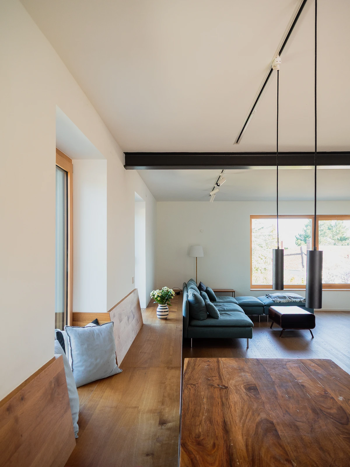 Innenansicht eines Wohnraumes mit Holzfußboden eines sanierten Einfamilienhauses