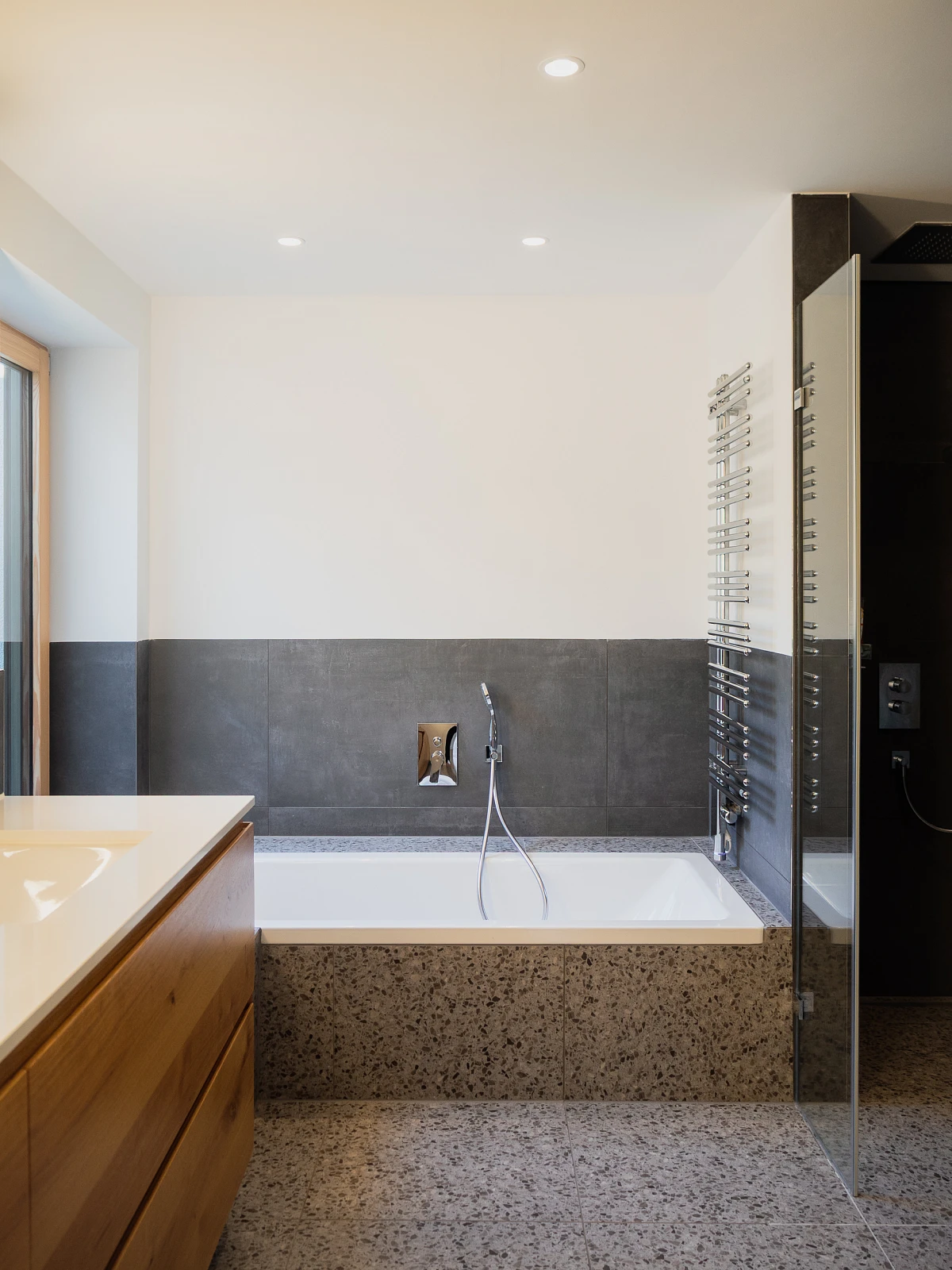 Innenansicht eines Badezimmers eines sanierten Einfamilienhauses