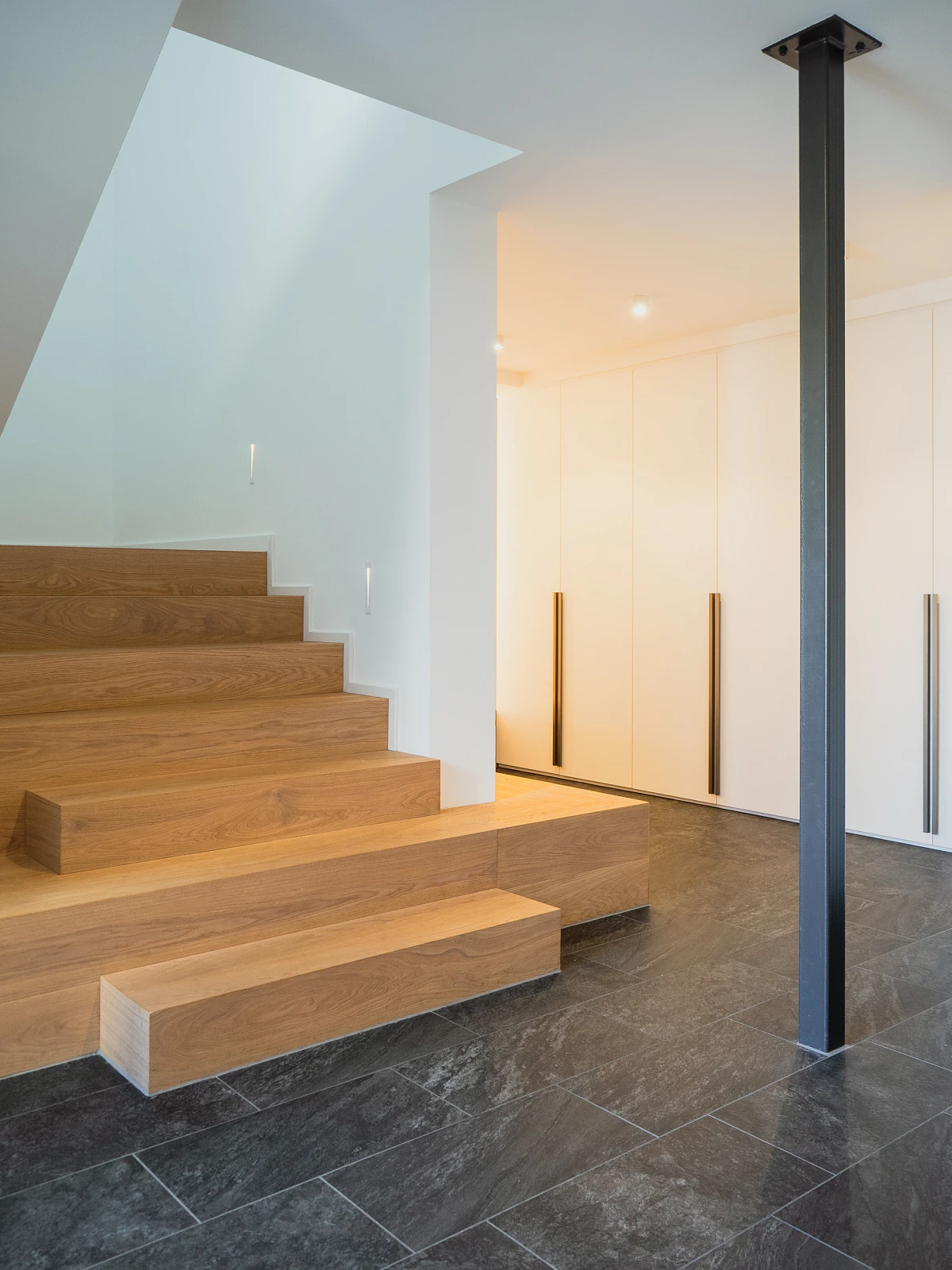 Innenansicht eines Eingangs- und Treppenbereiches eines sanierten Einfamilienhauses