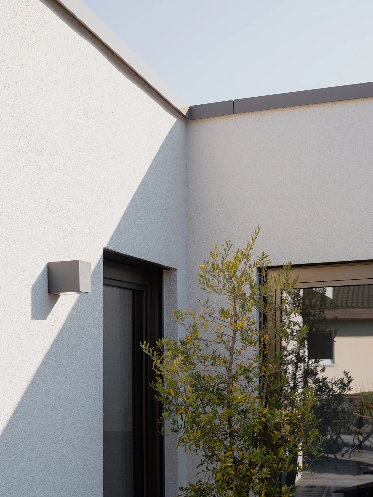 Außenansicht eines sanierten Einfamilienhauses mit Putzfassade