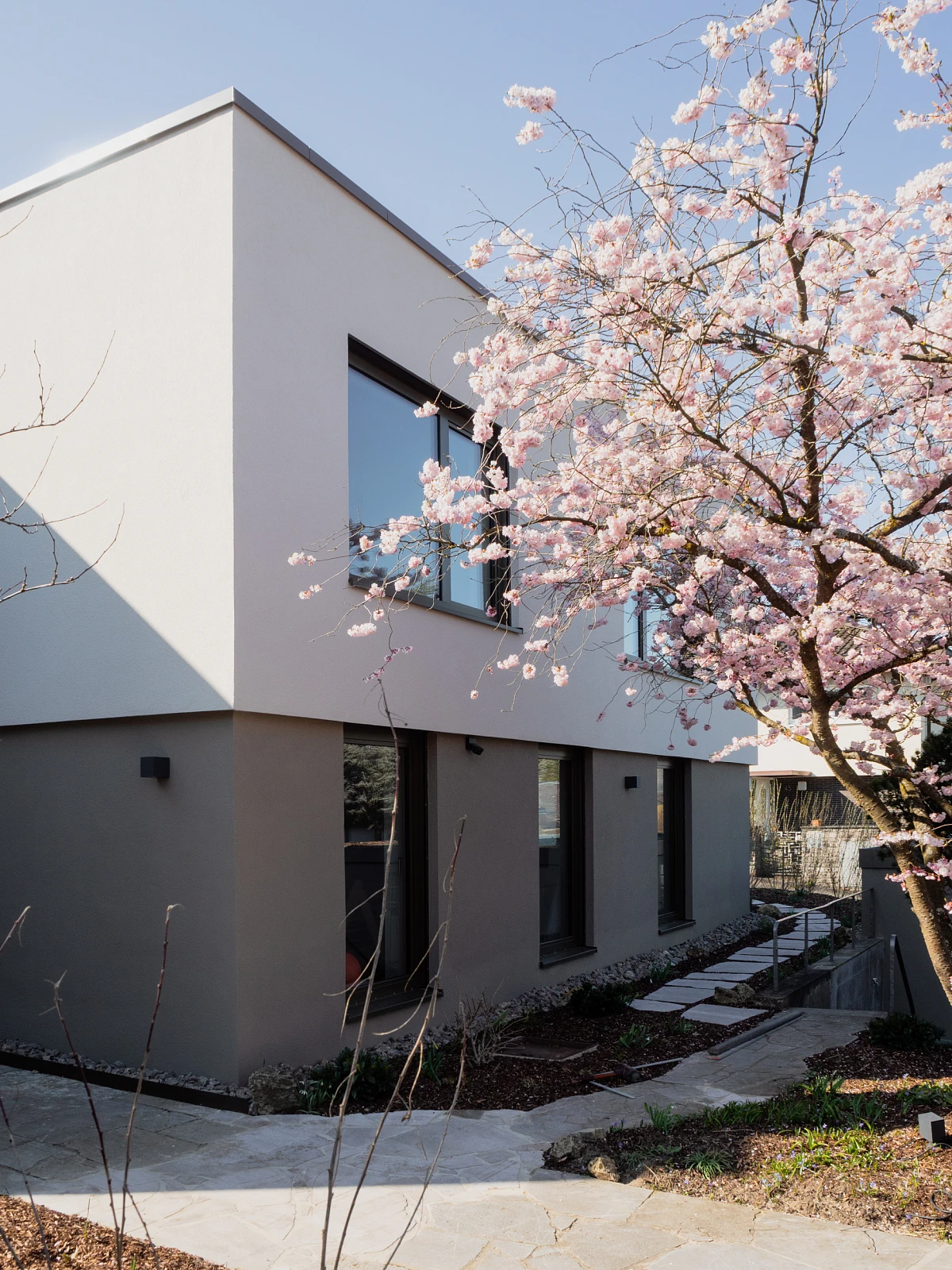 Außenansicht eines sanierten Einfamilienhauses mit Putzfassade