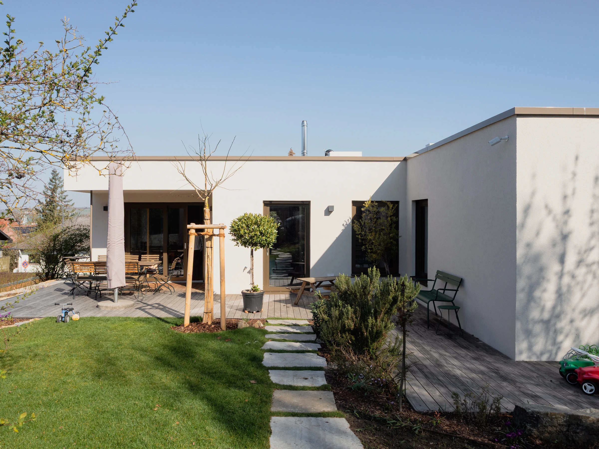 Außenansicht eines sanierten Einfamilienhauses mit Putzfassade