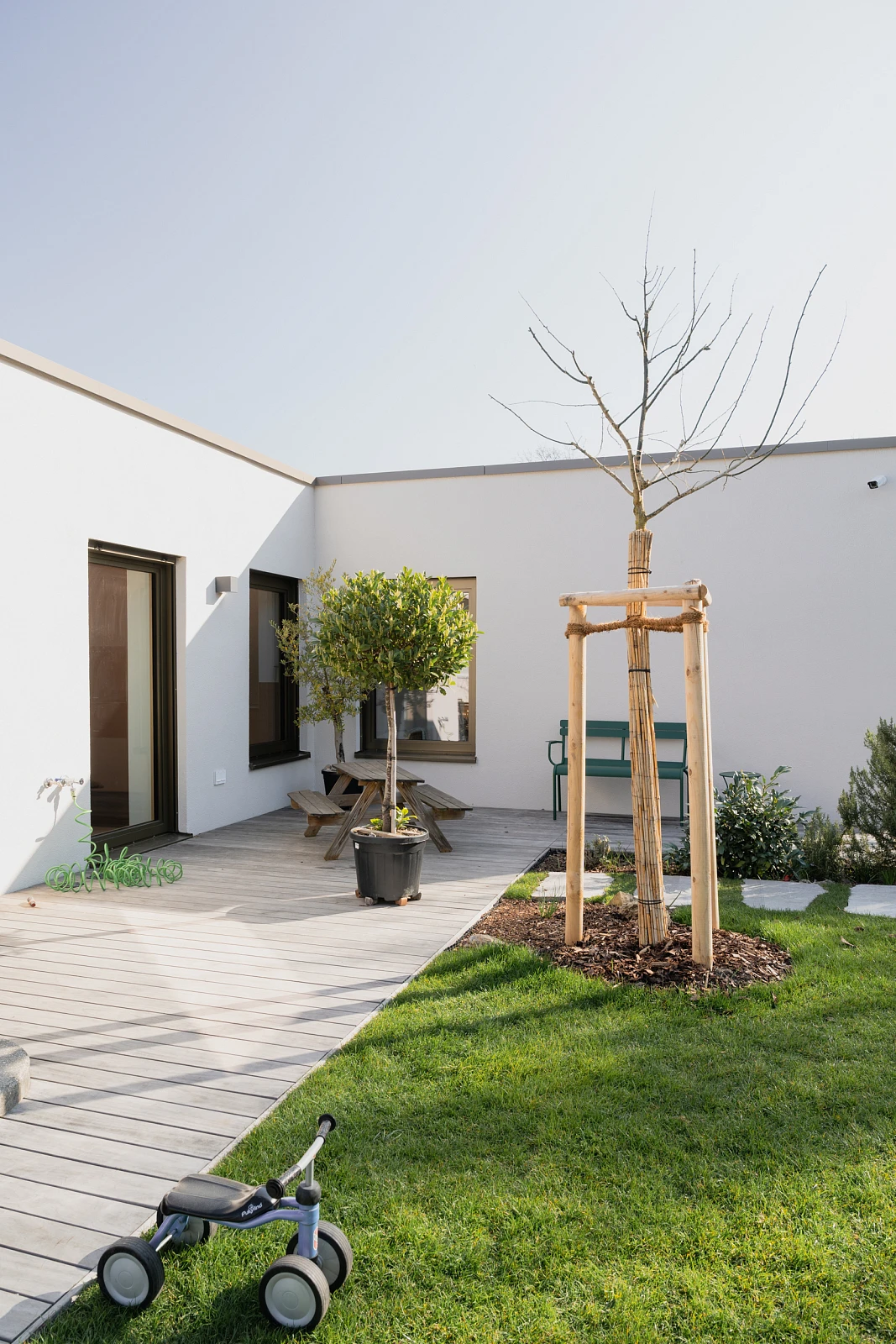 Außenansicht eines sanierten Einfamilienhauses mit Putzfassade