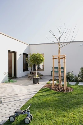 Außenansicht eines sanierten Einfamilienhauses mit Putzfassade