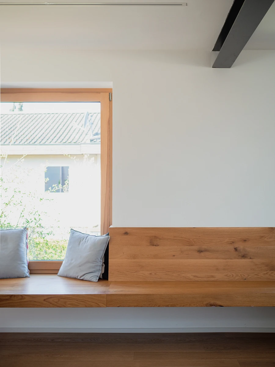 Innenansicht eines Wohnraumes mit Holzfußboden eines sanierten Einfamilienhauses