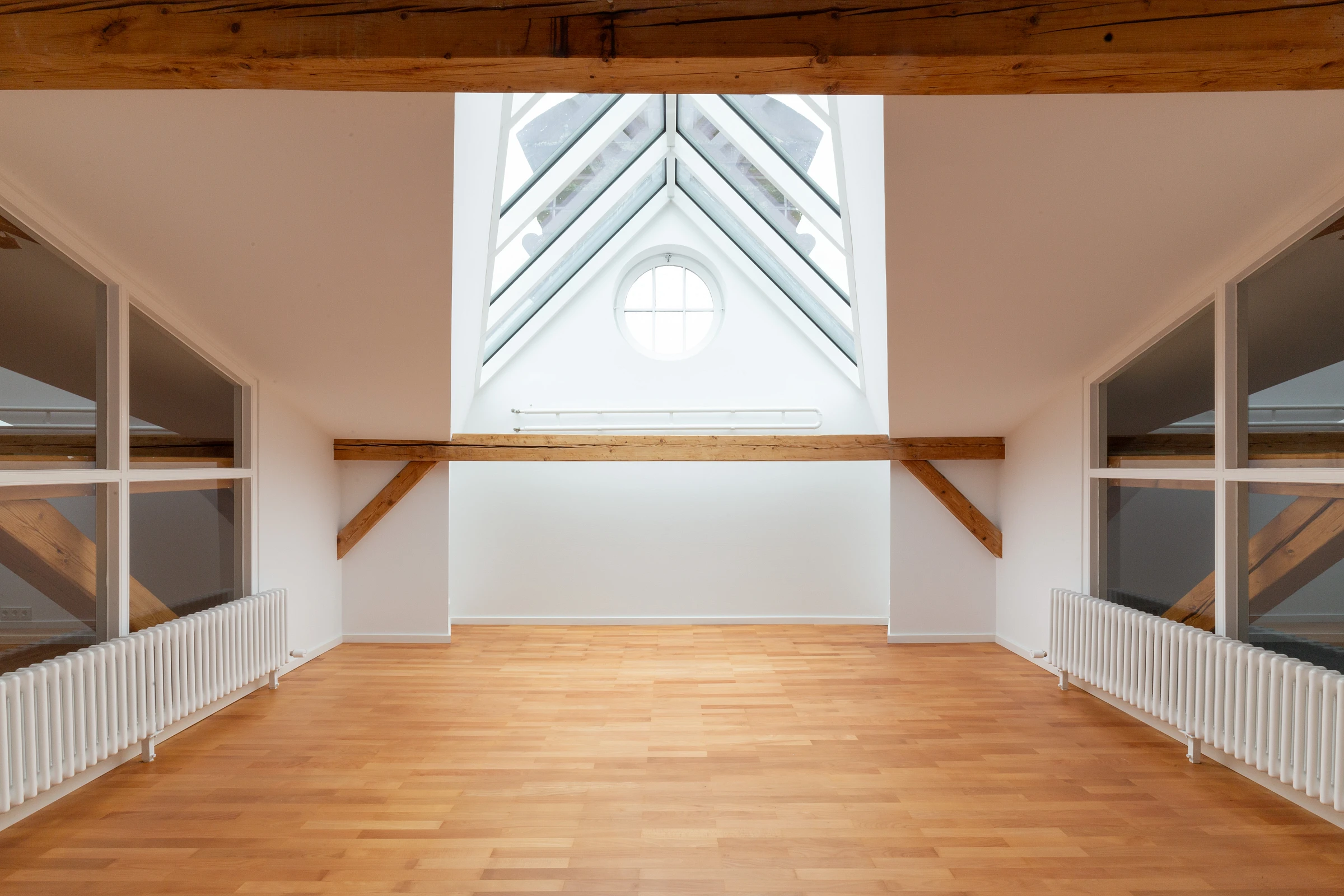 Heller Dachraum mit sichtbaren Gebälk und natürlichen Oberflächen
