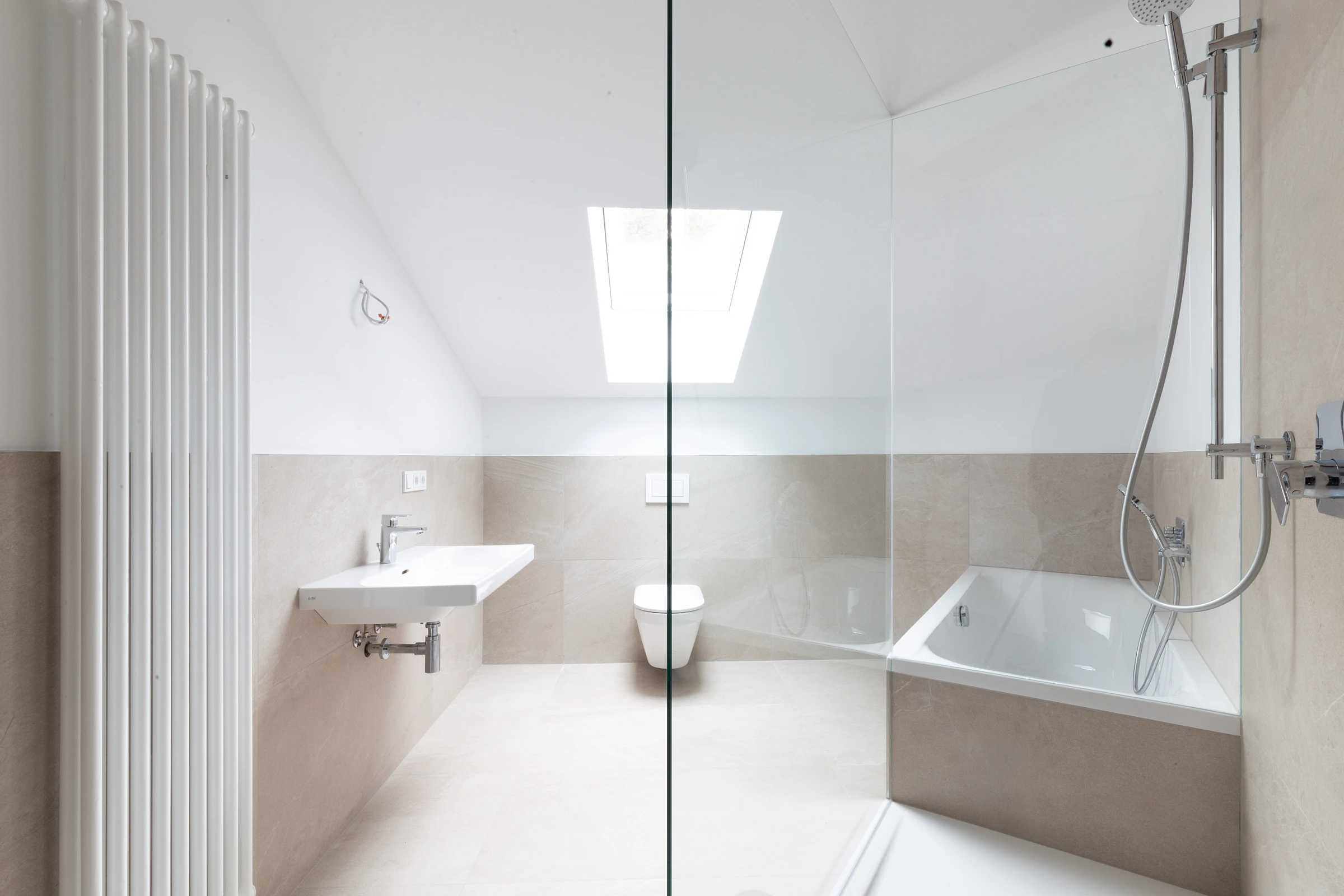 Modernes Badezimmer in einer sanierten Dachgeschosswohnung