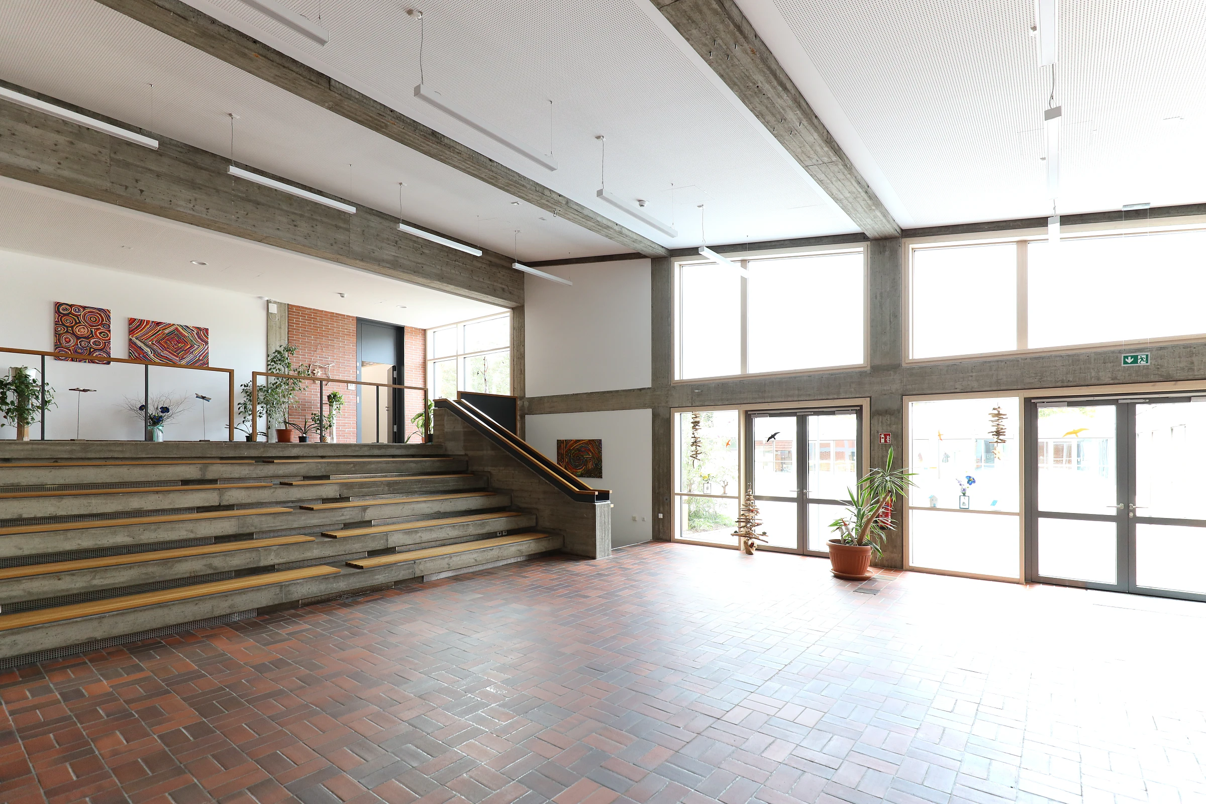 Innenansicht Foyer einer sanierten Schule mit Sichtbetonoberflächen