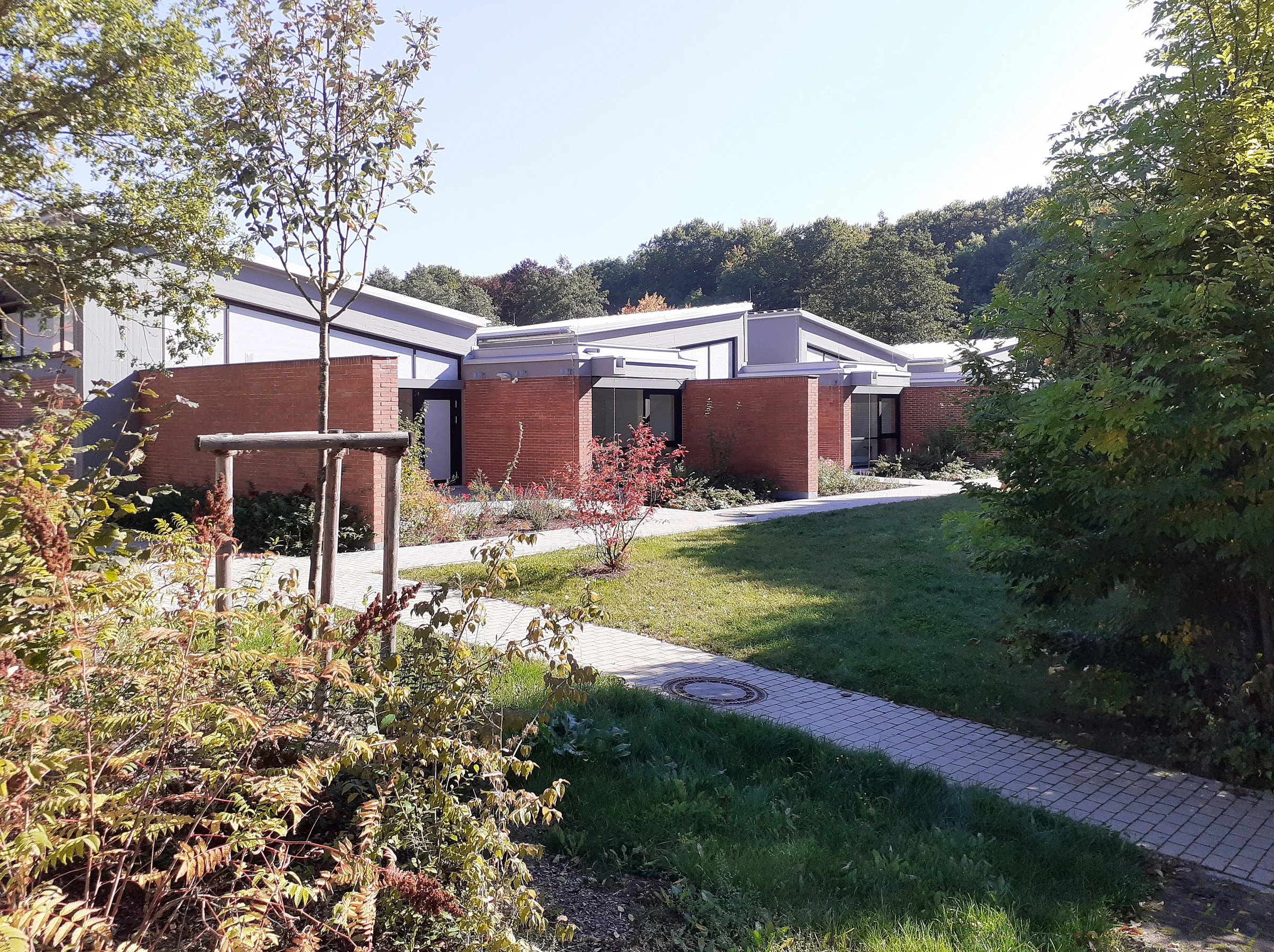 Außenansicht Schule mit Backsteinfassade