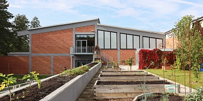 Außenansicht Schule mit Backsteinfassade