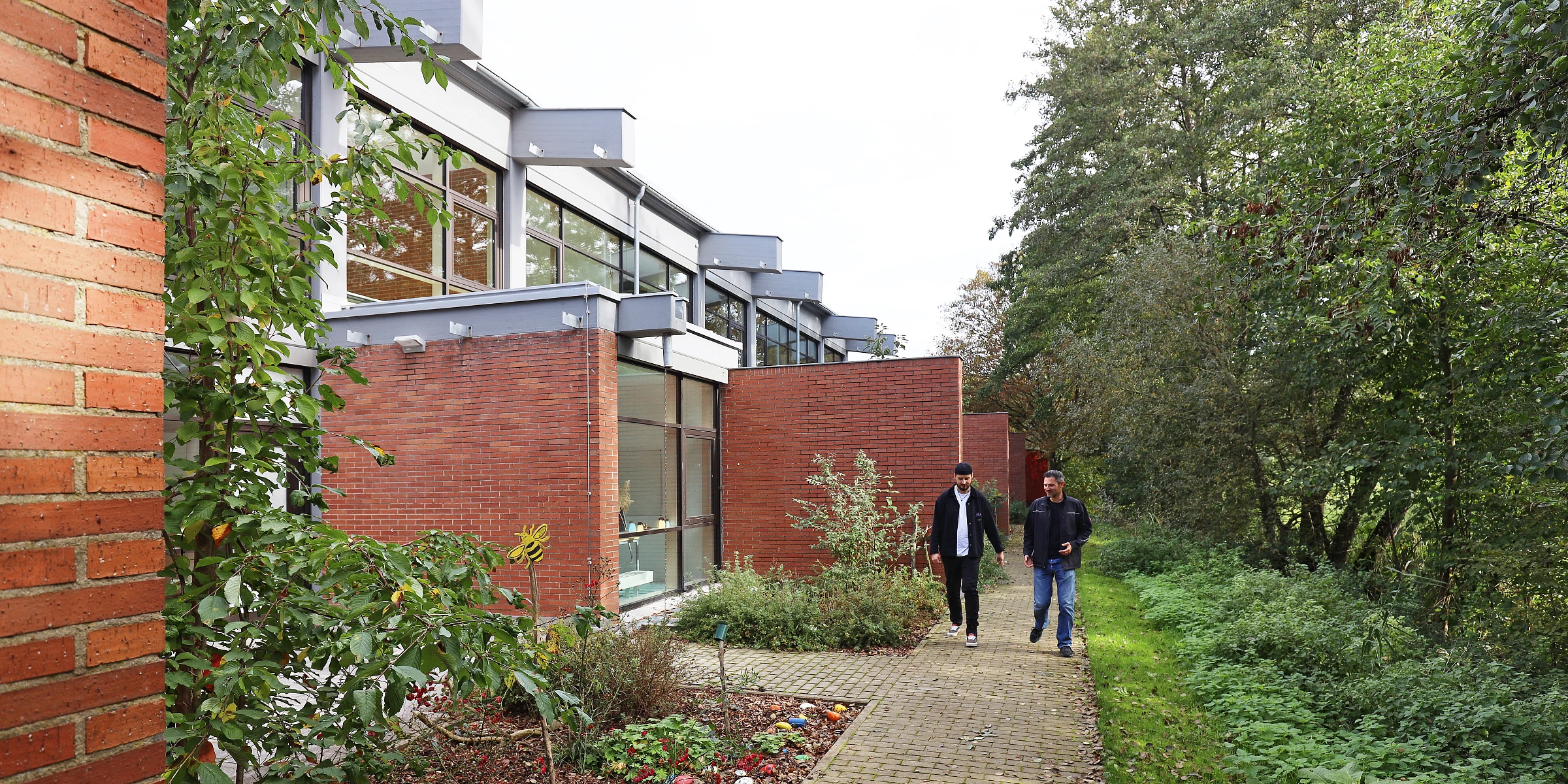 Außenansicht Schule mit Backsteinfassade
