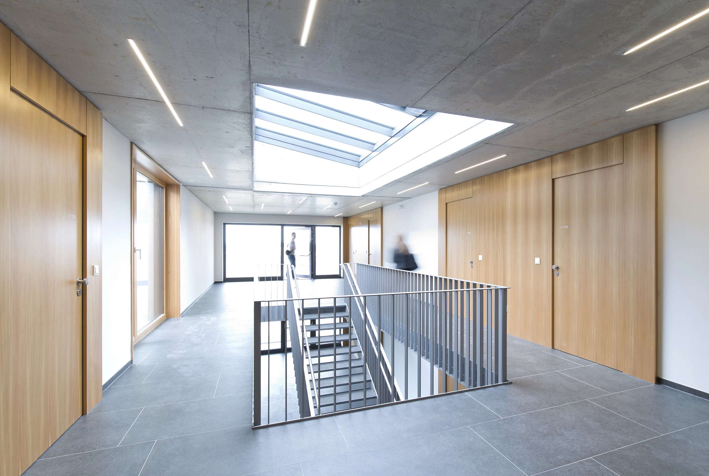 Flurzone Studentenwohnhiem mit Holztüren