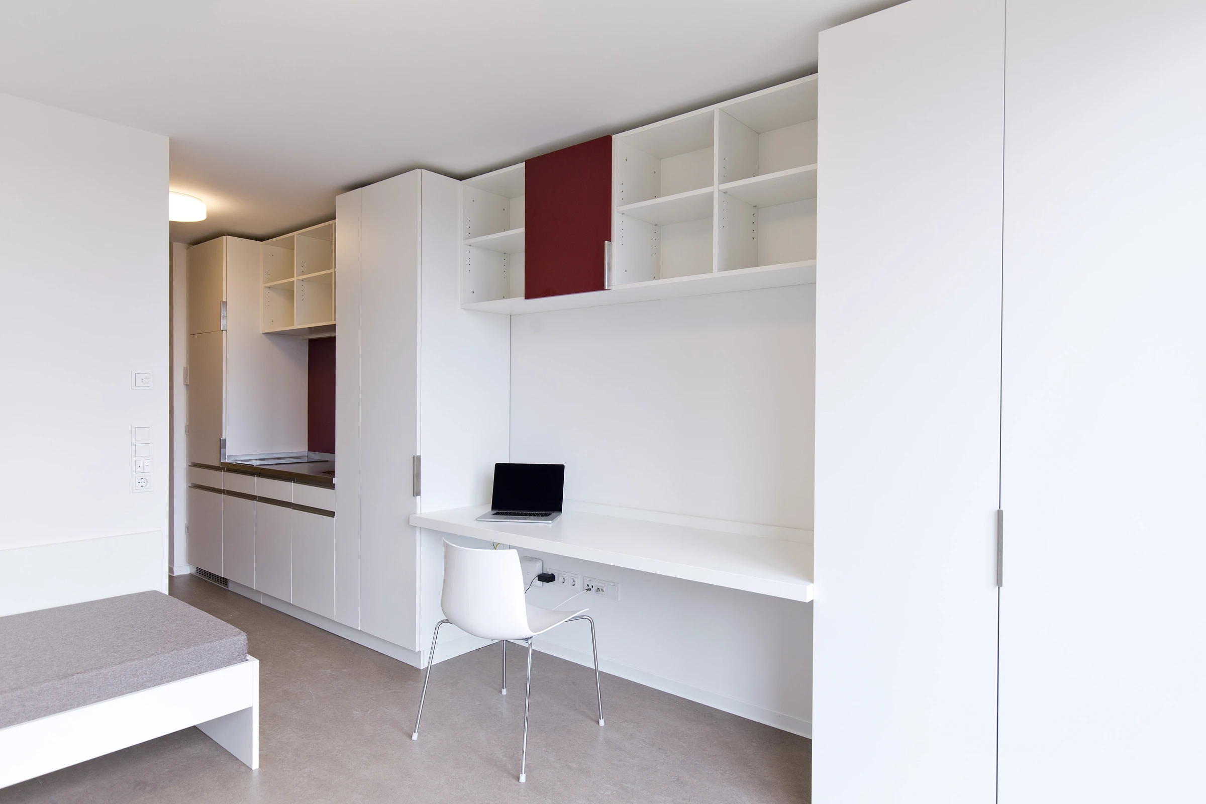 Einbaumöbel Einzelappartement in einem Studentenwohnheim