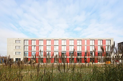 Sichtbetonfassade mti Faserzementplatten an einem Studentenwohnheim