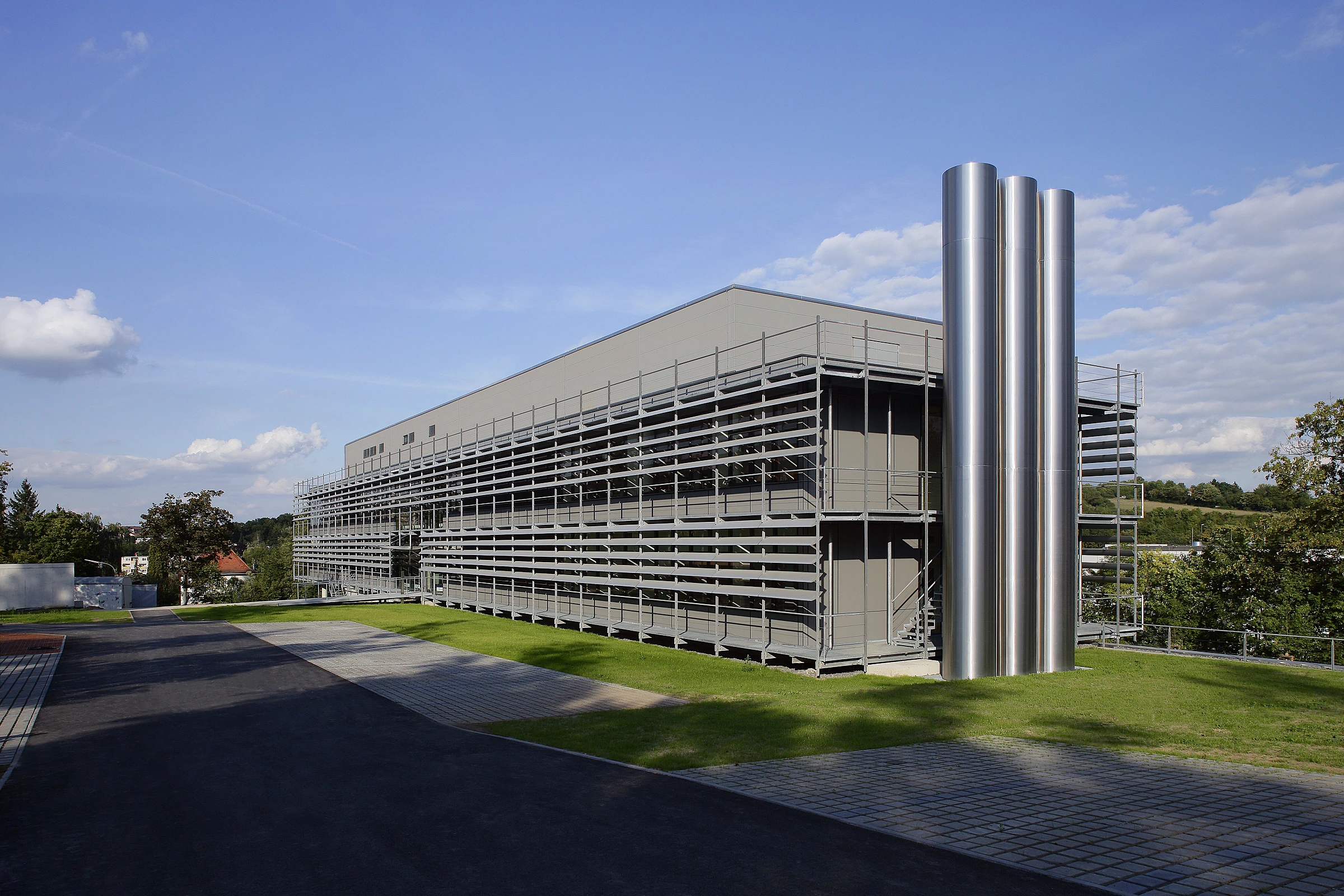 Forschungsgebäude mit vorgelagertem Sonnenschutz