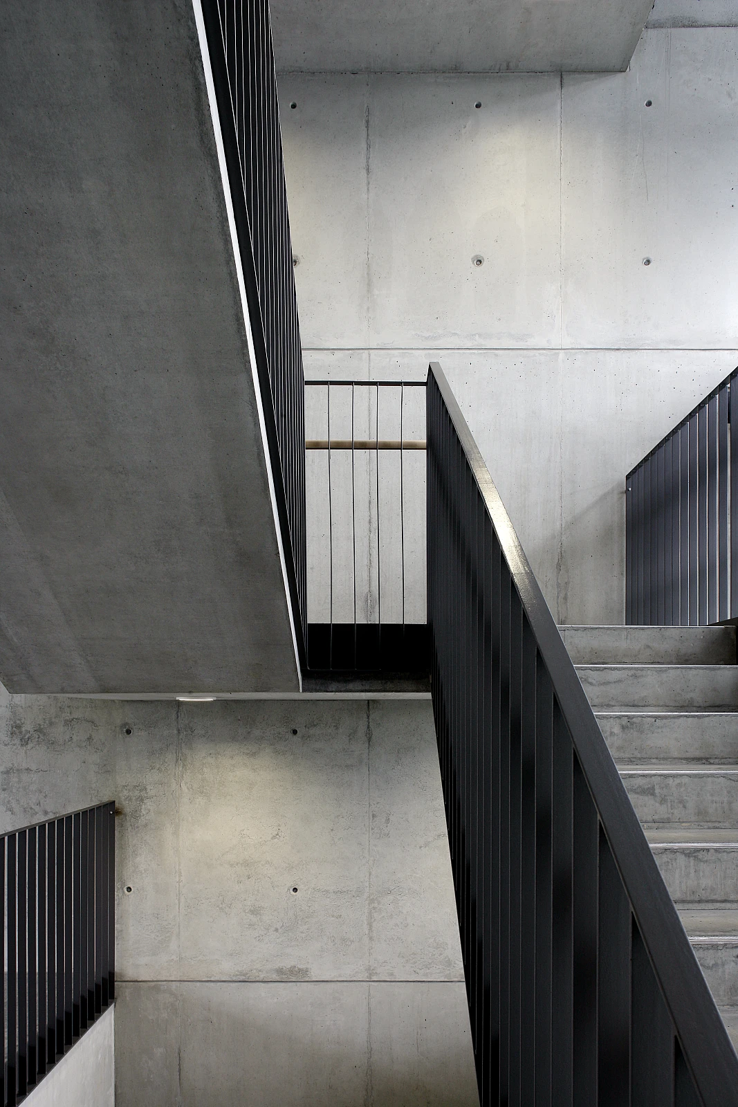Sichtbeton Treppenhaus mit Stäbchengeländer