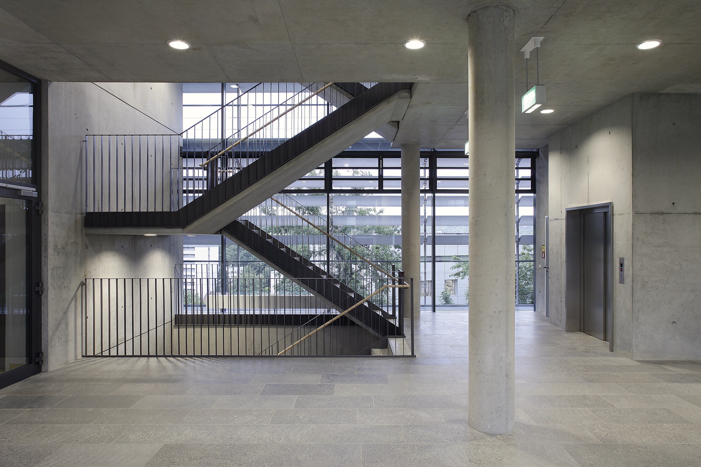 Sichtbeton Treppenhaus mit Stäbchengeländer