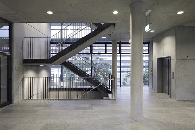 Sichtbeton Treppenhaus mit Stäbchengeländer