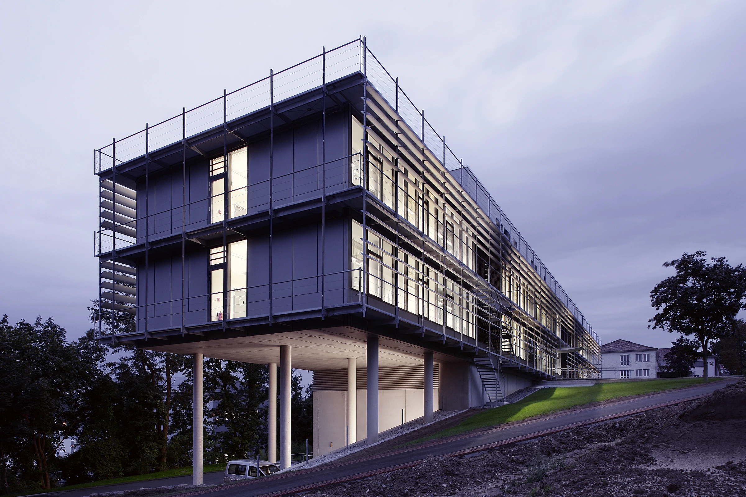 Forschungsgebäude mit vorgelagertem Sonnenschutz