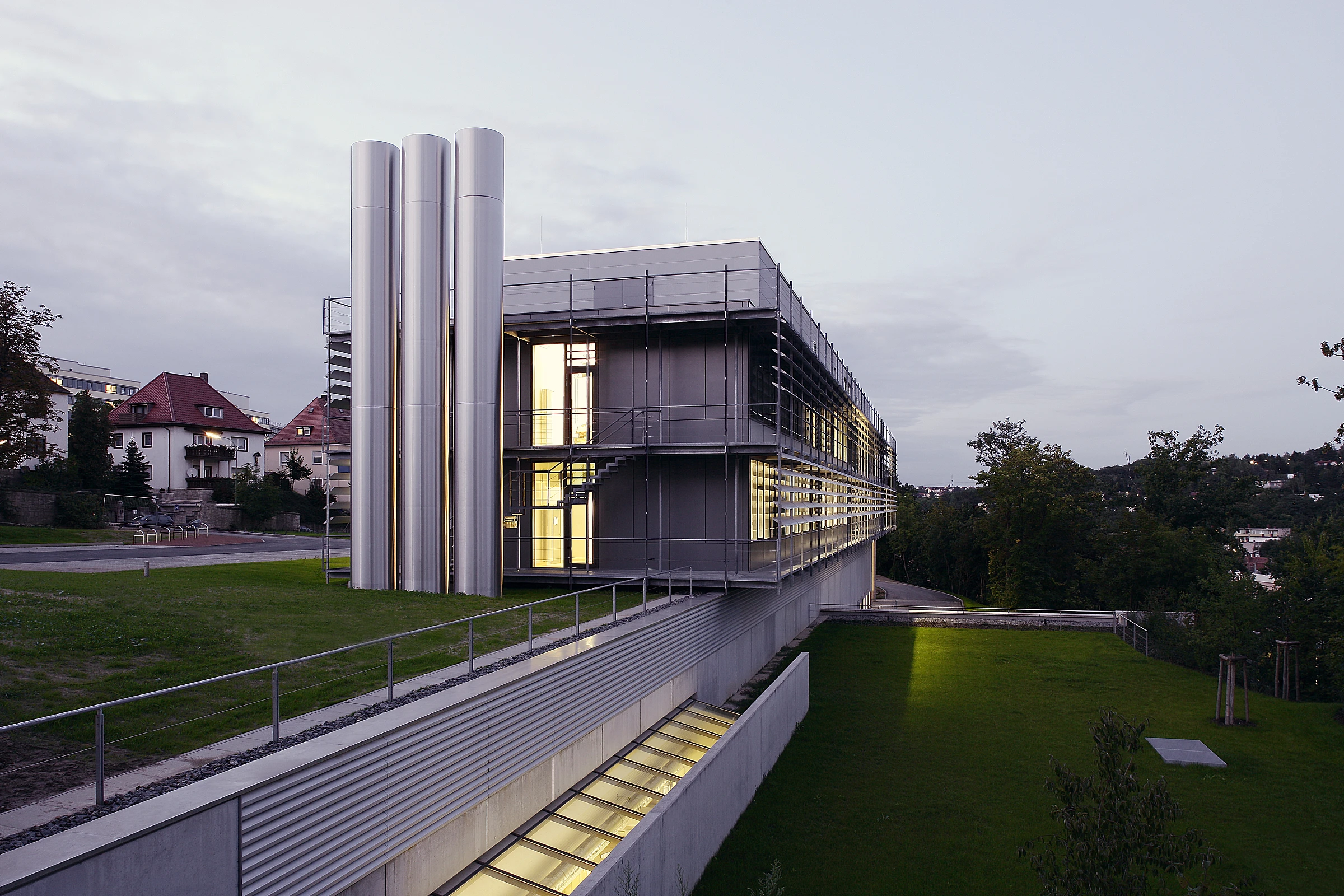 Forschungsgebäude mit vorgelagertem Sonnenschutz