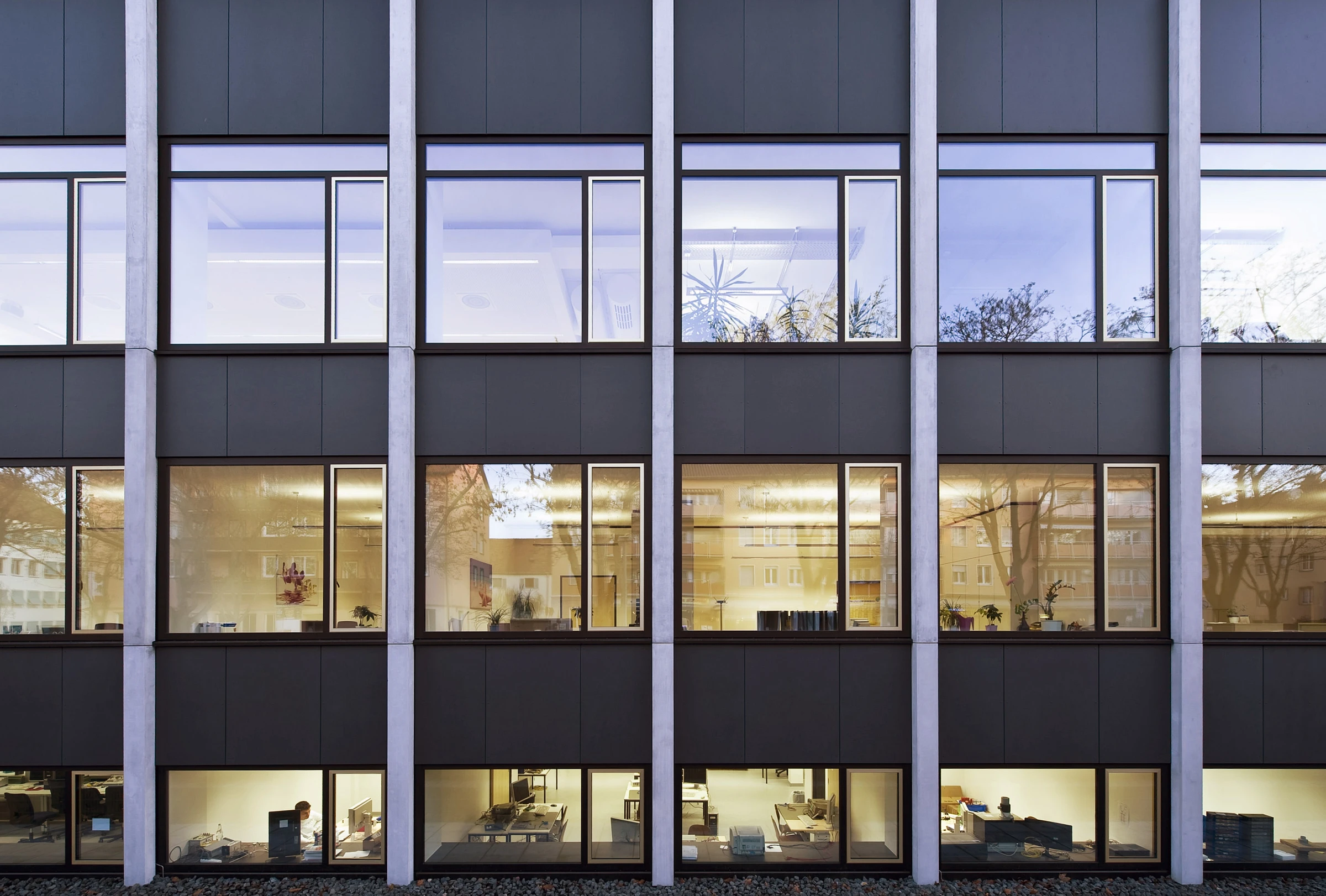 Hörsaalgebäude Sanierung gerasterte Fassade