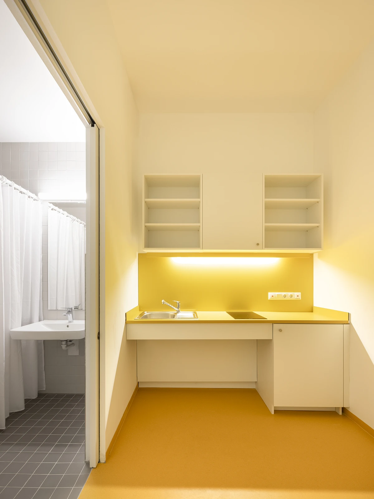 Innenansicht Appartement Inklusives Studentenwohnheim Gemeinschaftsräume mit Einbaumöbeln