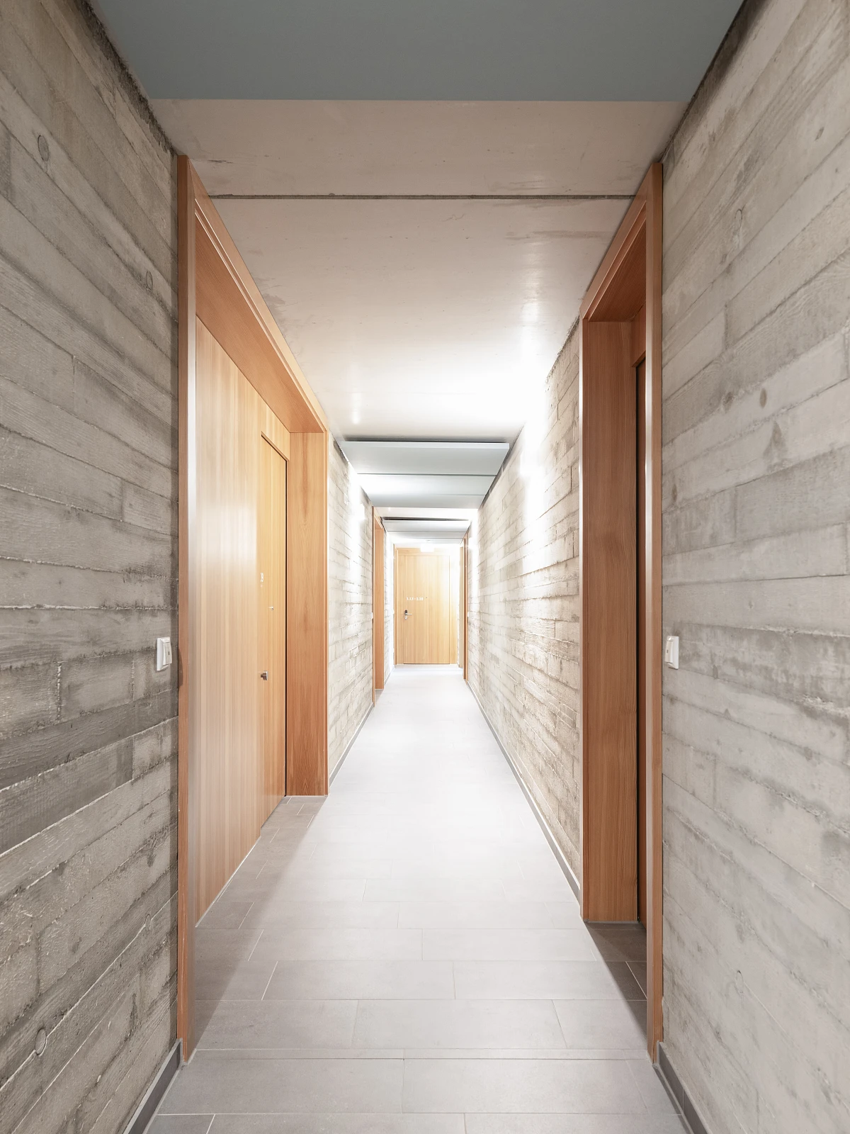 Innenansicht Flurbereich Inklusives Studentenwohnheim Erweiterungsneubau mit Sichtbetonbretterschalung