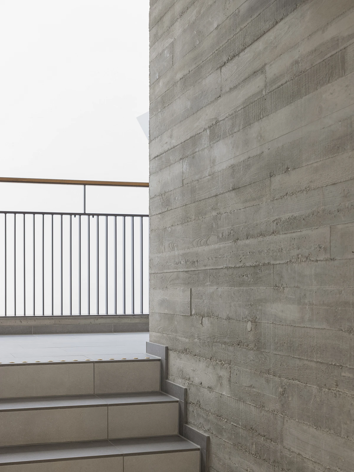 Innenansicht Flurbereich Inklusives Studentenwohnheim Erweiterungsneubau mit Sichtbetonbretterschalung