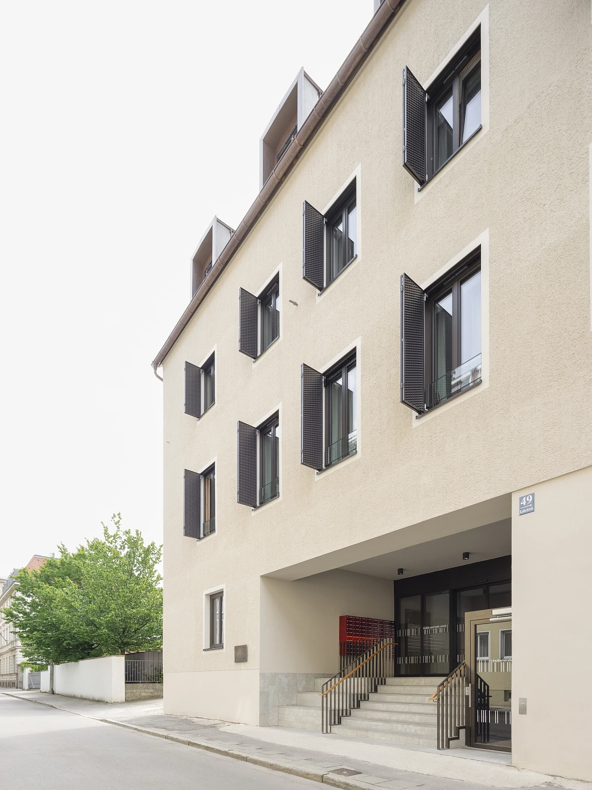 Außenansicht Eingangsbereich Inklusives Studentenwohnheim Bestandssanierung