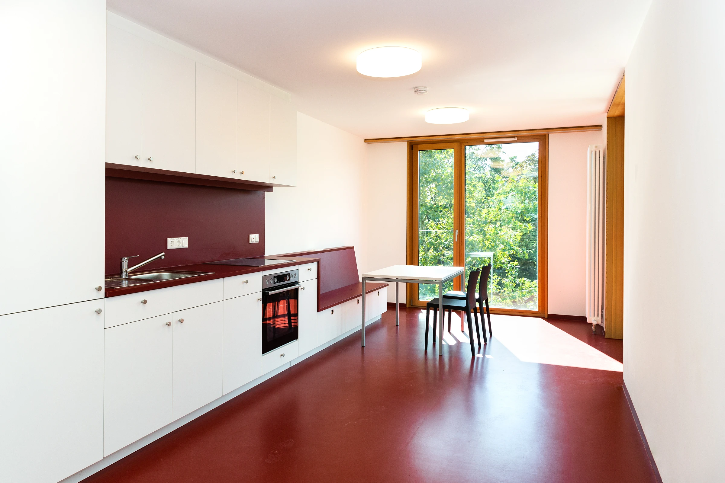 Innenansicht Appartement Inklusives Studentenwohnheim Gemeinschaftsräume mit Einbaumöbeln