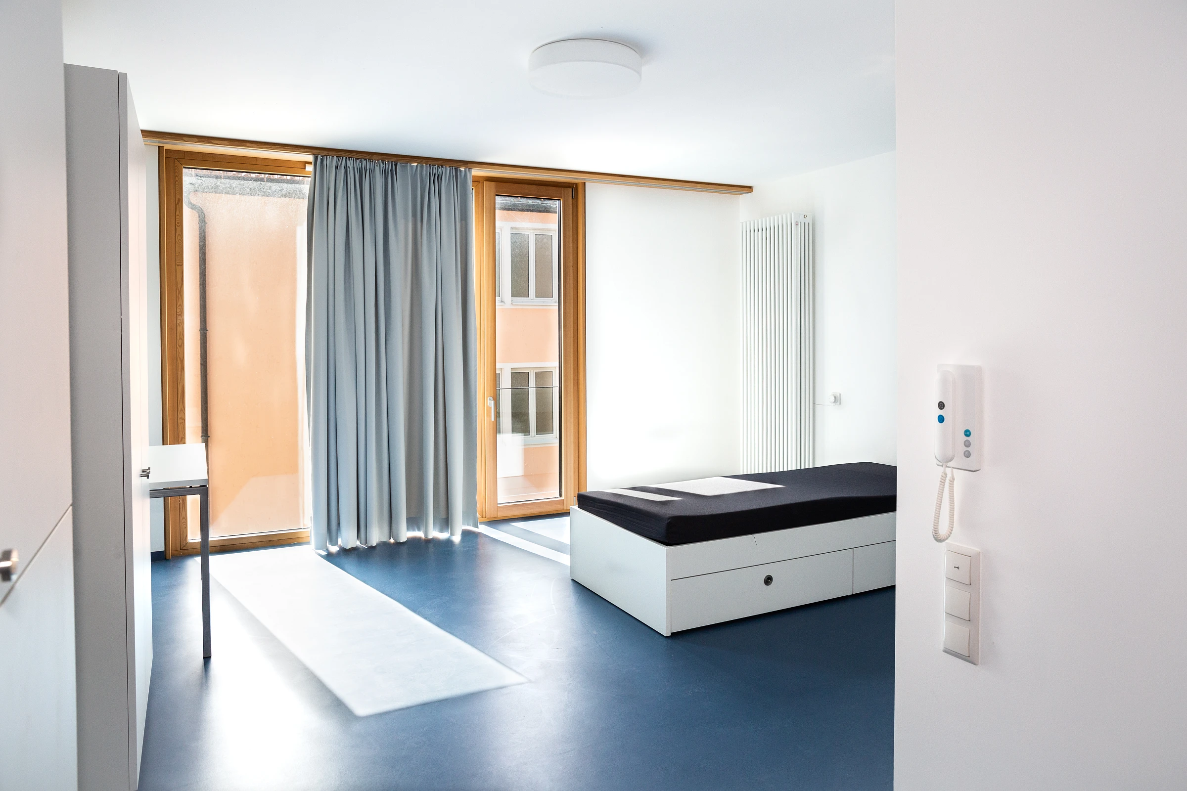 Innenansicht Appartement Inklusives Studentenwohnheim Gemeinschaftsräume mit Einbaumöbeln