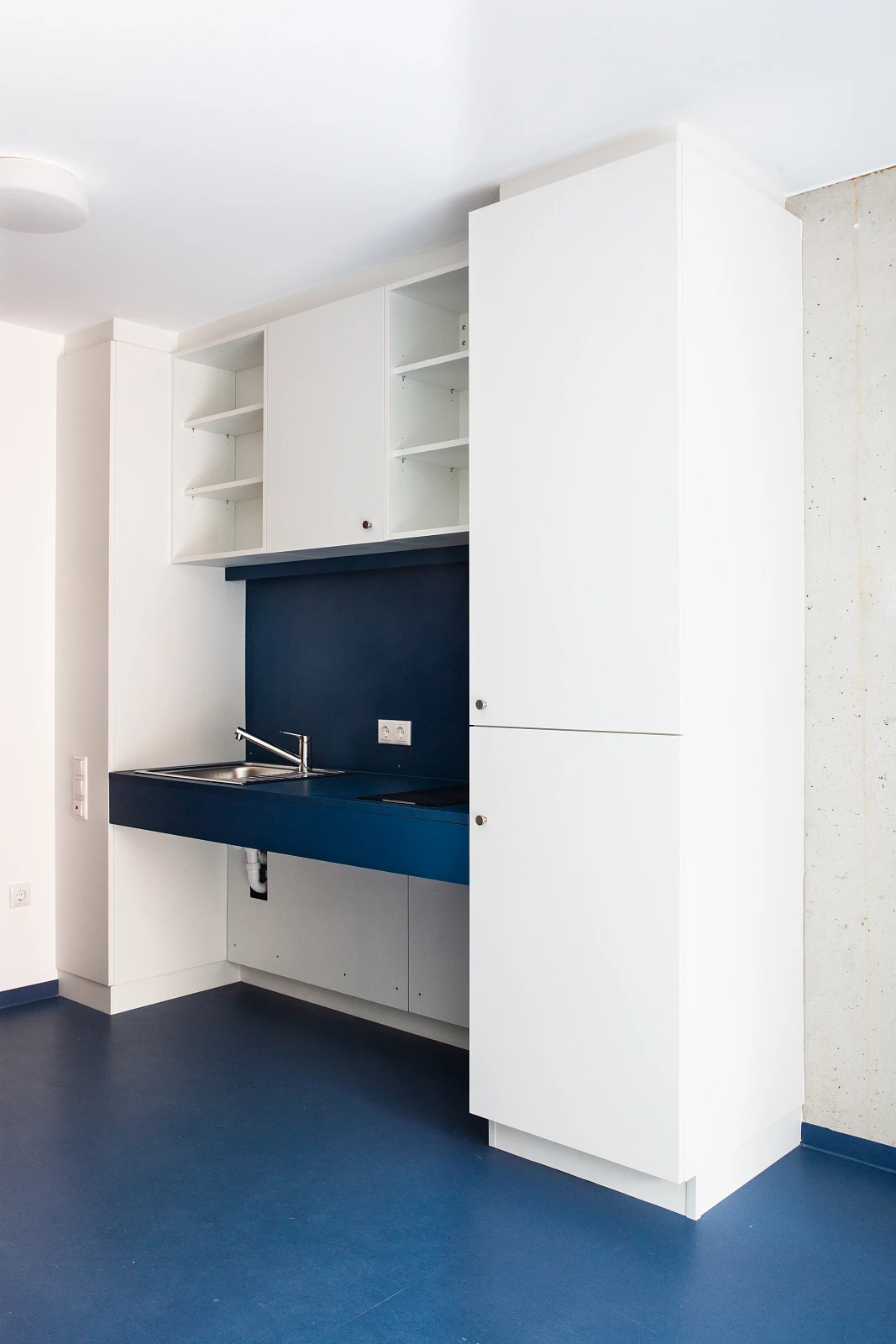 Innenansicht Appartement Inklusives Studentenwohnheim Gemeinschaftsräume mit Einbaumöbeln