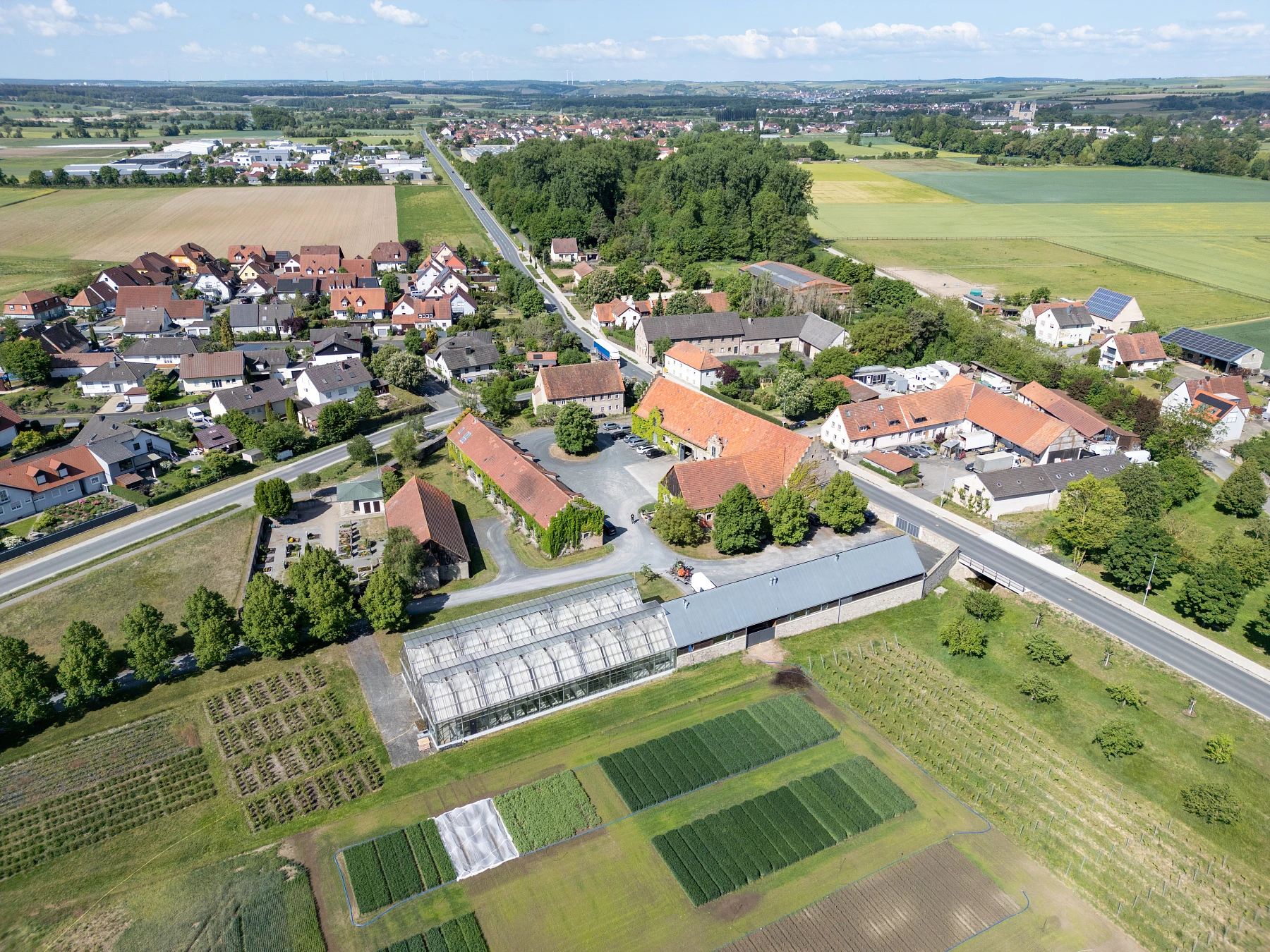 Luftbildaufnahme der landwirtschaftlichen Hofanlage