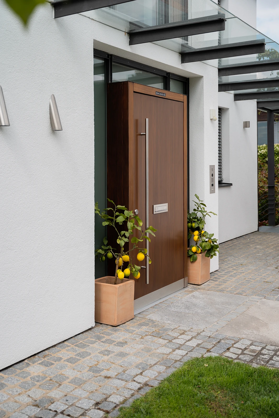 Stadtvilla mit Hanglage und Pool, Außenansicht der Eingangsfassade