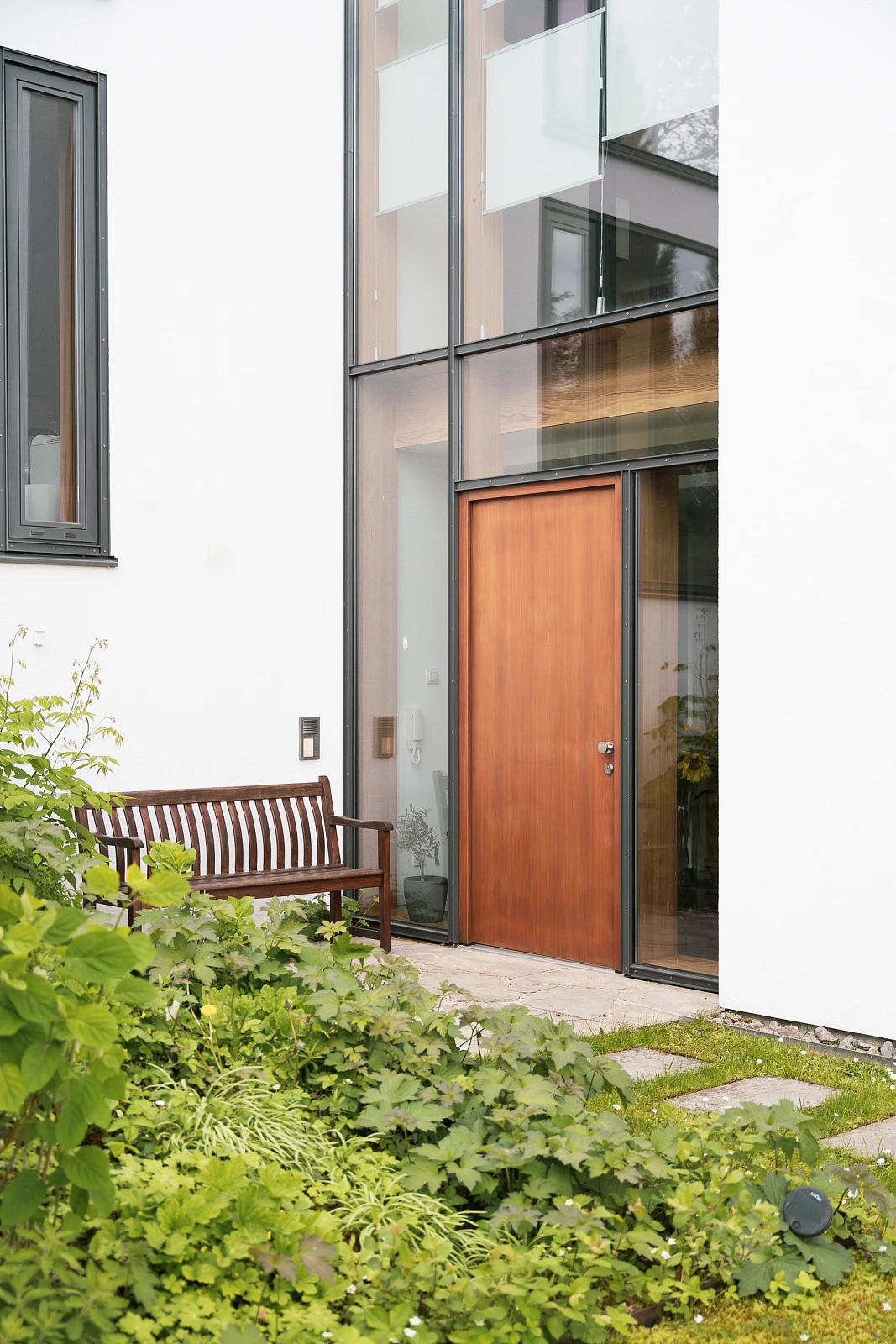 Stadtvilla mit Hanglage und Pool, Außenansicht der verglasten Gebäudefuge