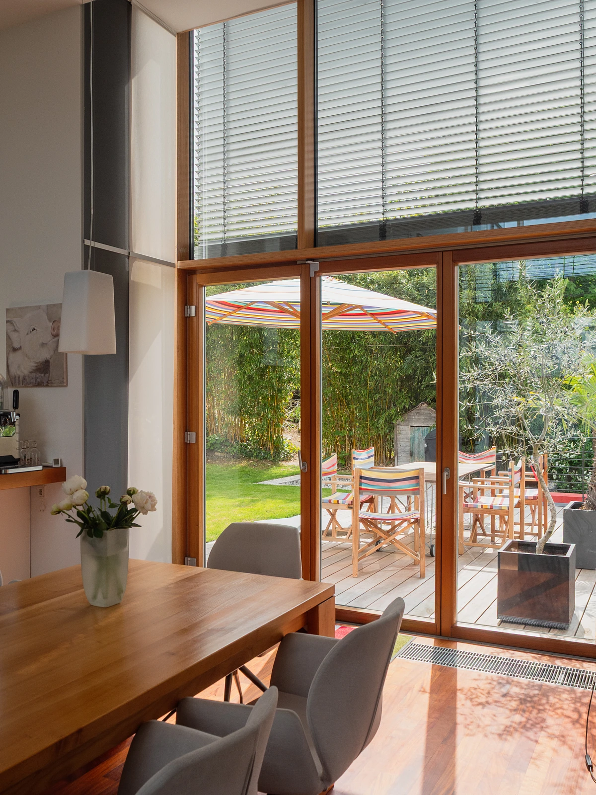 Stadtvilla mit Hanglage und Pool, Innenansicht der verglasten Gebäudefuge