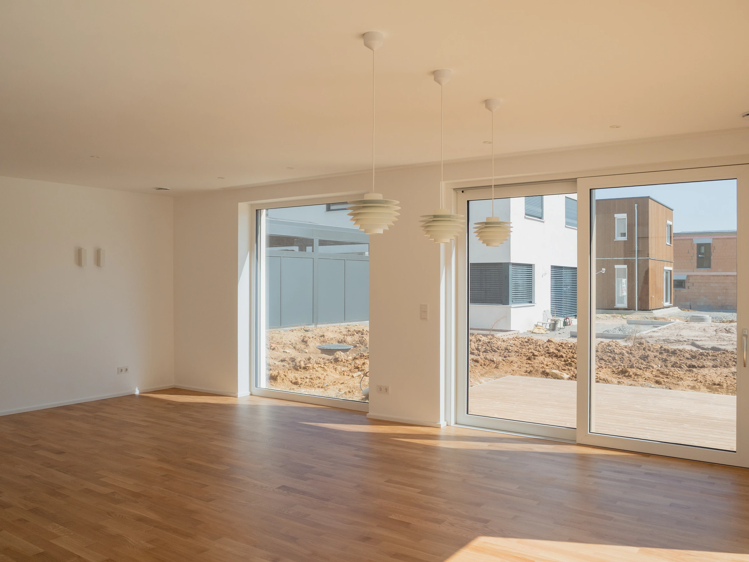 Wohnraum mit natürlichen Materialien im Einfamilienhaus