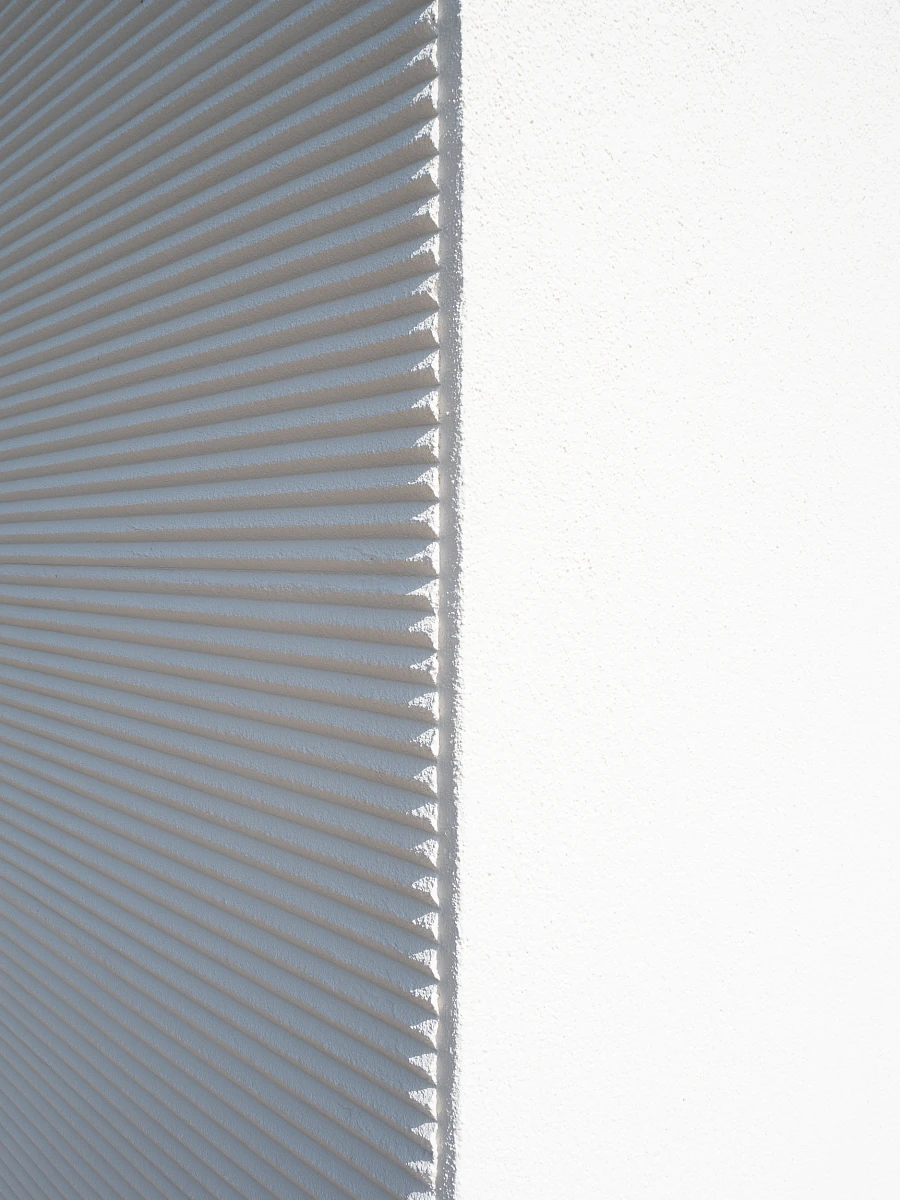 Kammputzfassade weiß, an einem Einfamilienwohnhaus