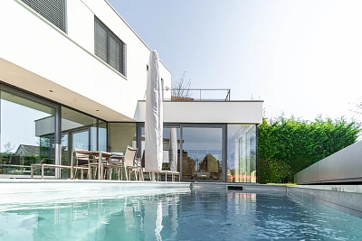 Außenansicht Innenstadtvilla mit Putzfassade und Poolanlage