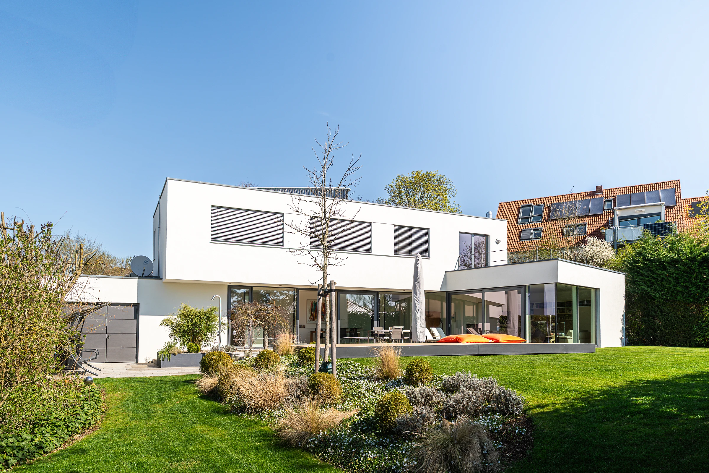 Außenansicht Innenstadtvilla mit Putzfassade und Poolanlage