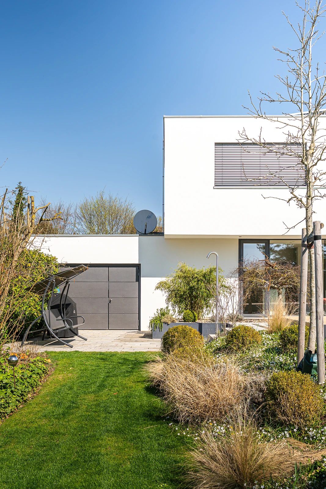 Außenansicht Innenstadtvilla mit Putzfassade und Poolanlage