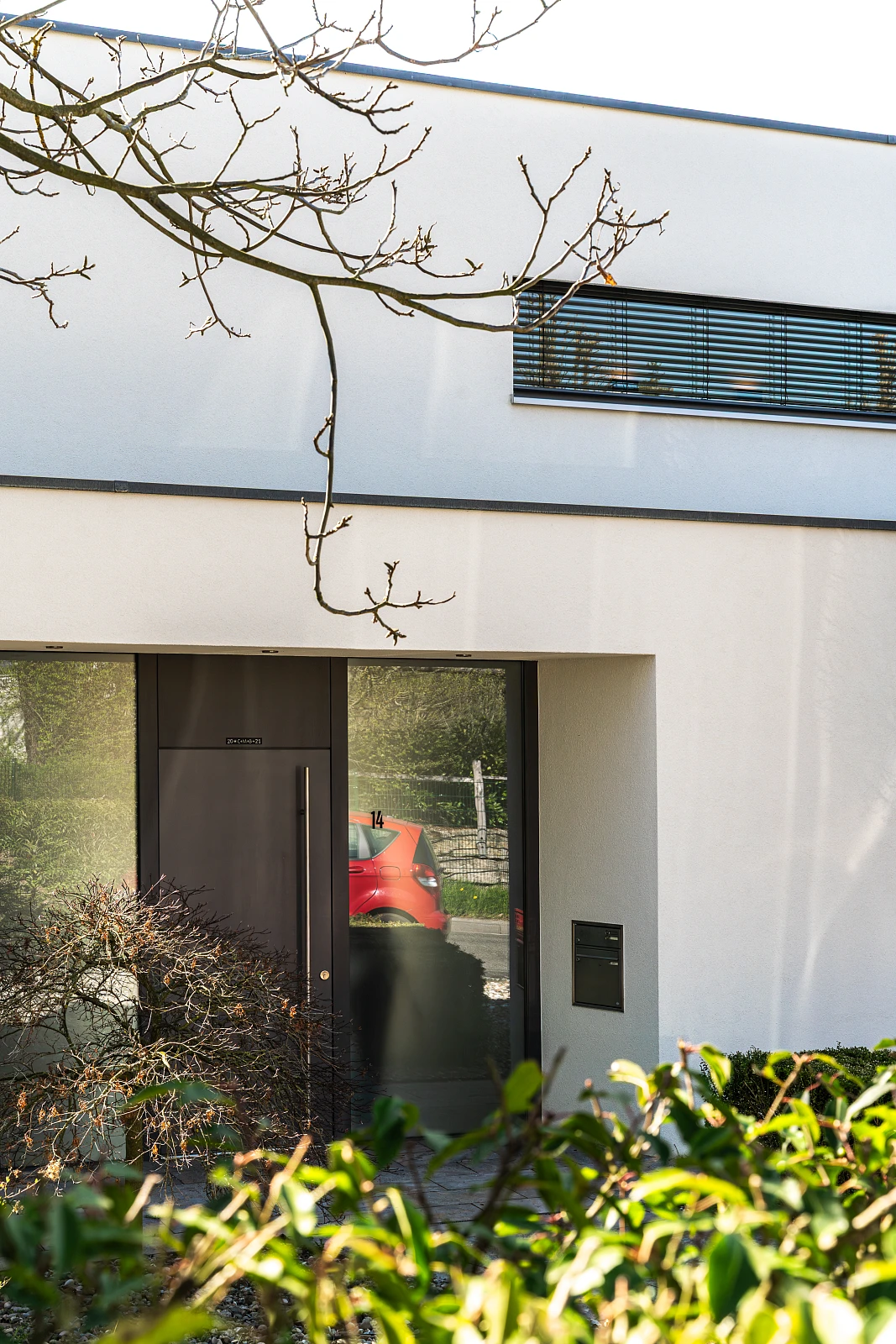 Außenansicht der Eingangstüre Innenstadtvilla mit Putzfassade