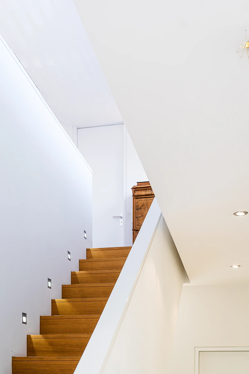 Einläufige Treppe einer Innenstadtvilla