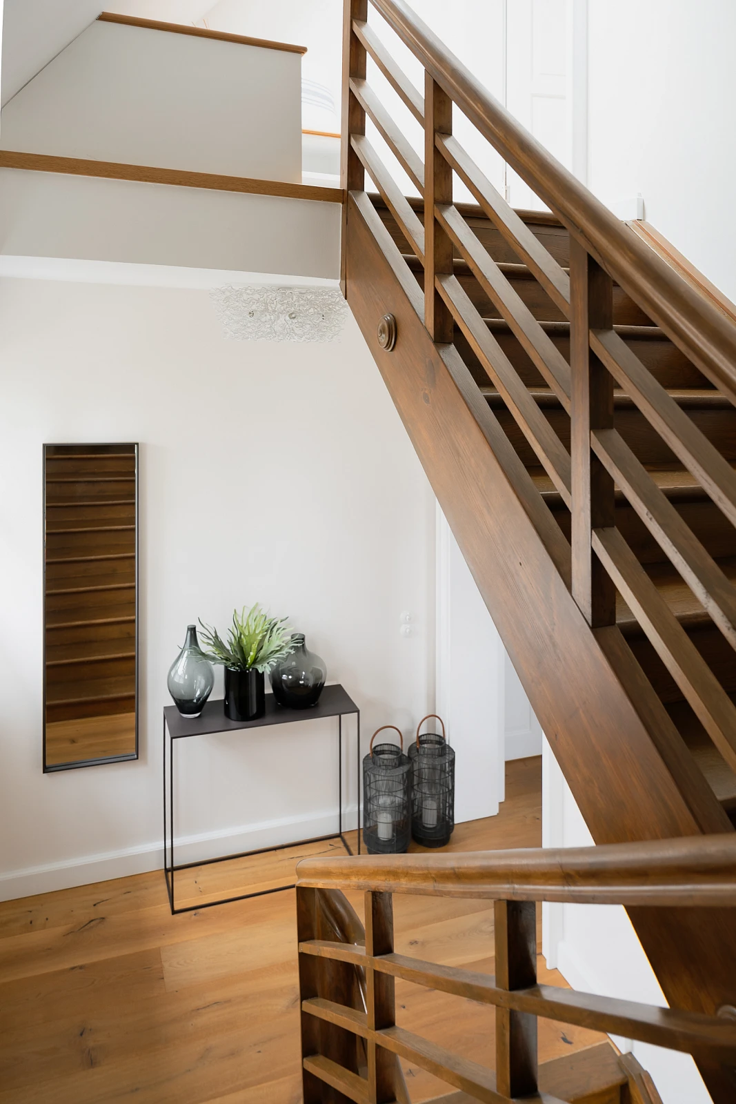 Innenbereich sanierte Gründerzeitvilla mit Holzböden historischen Treppen und Handläufen