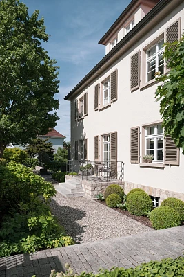 Außenansicht einer sanierten Innenstadtvilla